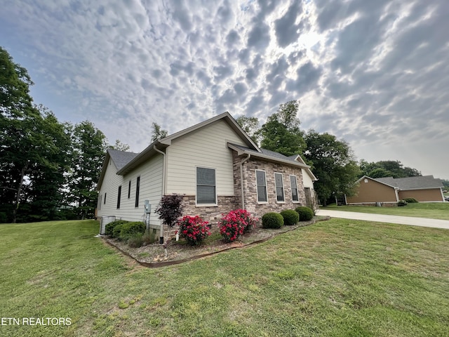 2005 River Mist Cir, New Market, TN 37820 - view of side of home with a lawn and stone siding