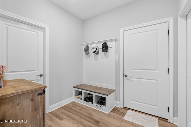 402 Sycamore Pl, Loudon, TN 37774 - mudroom featuring light wood-style flooring and baseboards