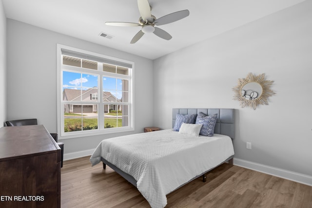 402 Sycamore Pl, Loudon, TN 37774 - bedroom with wood finished floors and a ceiling fan