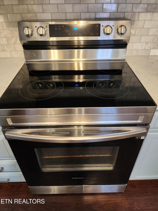 715 Cedar Ln Unit 135, Knoxville, TN 37912 - kitchen view of electric range, backsplash, and wood finished floors