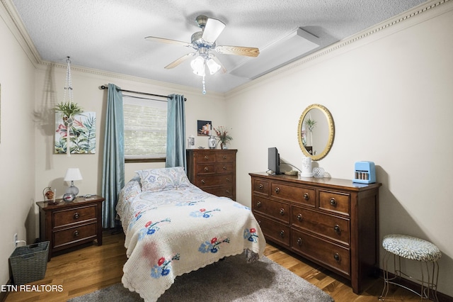 122 Glenwood Dr, Crossville, TN 38555 - bedroom featuring crown molding, wood finished floors, a textured ceiling, and ceiling fan