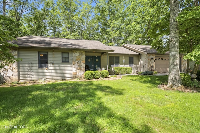 122 Glenwood Dr, Crossville, TN 38555 - ranch-style home featuring stone siding, an attached garage, and a front lawn