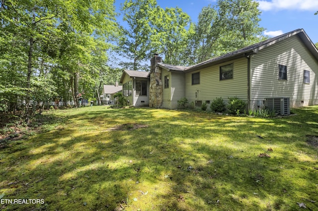 122 Glenwood Dr, Crossville, TN 38555 - view of green lawn