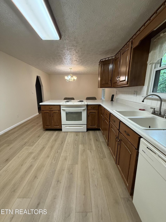 195 Hamblin St, New Tazewell, TN 37825 - kitchen with white appliances, a chandelier, light wood-style flooring, light countertops, and a textured ceiling