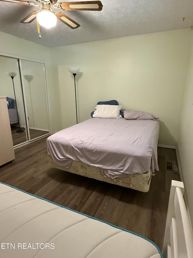 195 Hamblin St, New Tazewell, TN 37825 - bedroom featuring wood finished floors, a closet, a ceiling fan, and a textured ceiling
