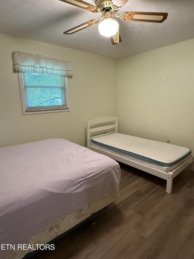 195 Hamblin St, New Tazewell, TN 37825 - bedroom featuring wood finished floors, a textured ceiling, and a ceiling fan