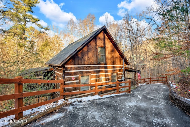 2784 Mountain View Cir, Sevierville, TN 37862 - view of side of home with log siding
