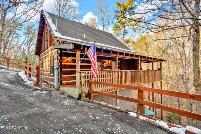 2784 Mountain View Cir, Sevierville, TN 37862 - view of front facade featuring covered porch and roof with shingles