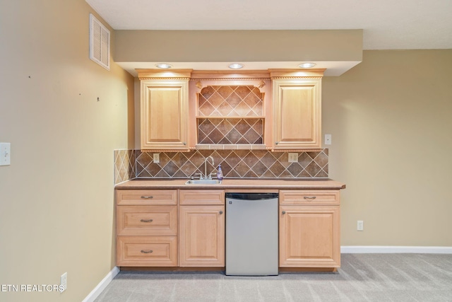 363 Staghorn Ln, Seymour, TN 37865 - indoor wet bar with tasteful backsplash, light carpet, and fridge