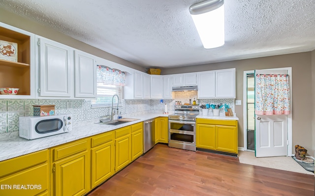 181 Overlook Ln, Jacksboro, TN 37757 - kitchen featuring appliances with stainless steel finishes, a textured ceiling, under cabinet range hood, light countertops, and wood finished floors