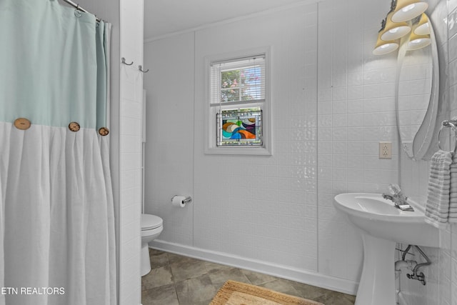 112 Reed Cir, Johnson City, TN 37601 - bathroom featuring a shower with shower curtain and crown molding