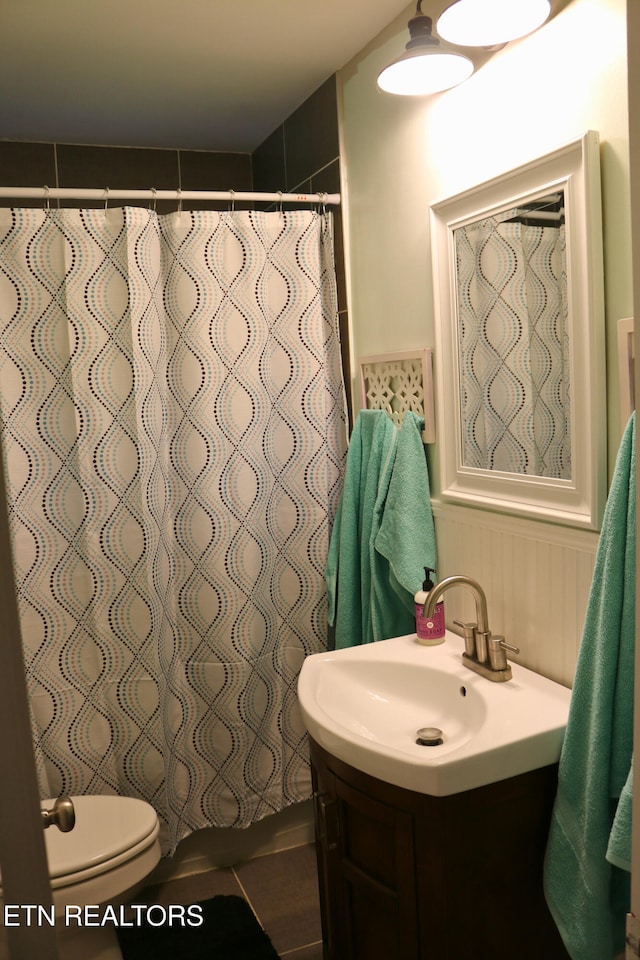 8025 Sharp Rd, Powell, TN 37849 - bathroom with vanity and a shower with curtain