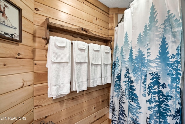 509 Thomas Loop Rd, Sevierville, TN 37876 - full bath featuring wood walls and curtained shower