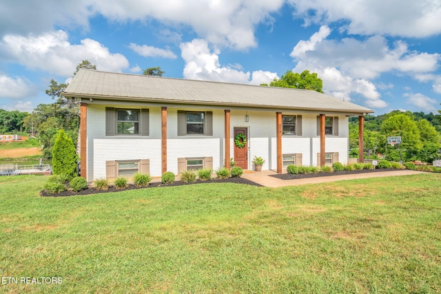 713 Concord Rd, Knoxville, TN 37934 - split foyer home featuring brick siding, a front lawn, and a metal roof