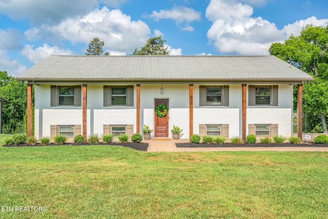 713 Concord Rd, Knoxville, TN 37934 - raised ranch with brick siding, a front yard, and a metal roof