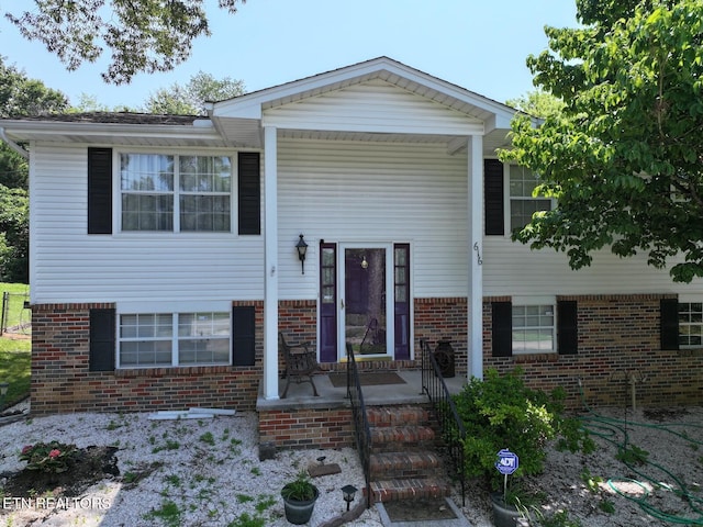 616 Loop Rd, Knoxville, TN 37934 - raised ranch featuring brick siding and a porch