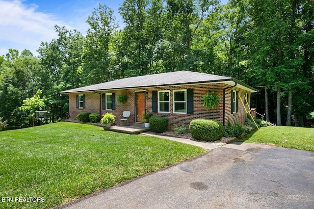 382 Tionesta Dr, Jacksboro, TN 37757 - ranch-style home with brick siding and a front yard