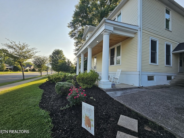 2824 W Cumberland Ave, Middlesboro, KY 40965 - view of home's exterior featuring a porch