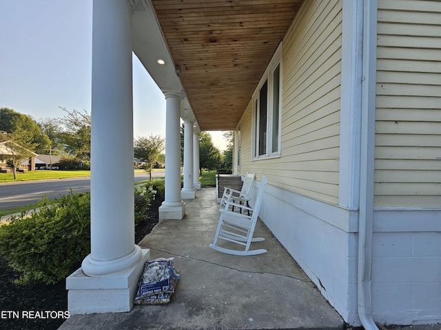 2824 W Cumberland Ave, Middlesboro, KY 40965 - view of covered porch