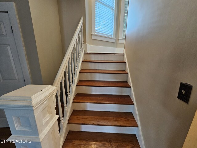 2824 W Cumberland Ave, Middlesboro, KY 40965 - view of stairs