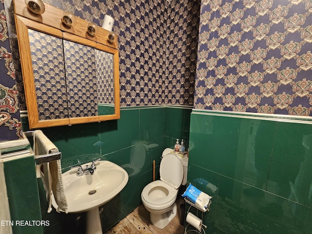 2824 W Cumberland Ave, Middlesboro, KY 40965 - bathroom featuring wallpapered walls, a wainscoted wall, and wood finished floors