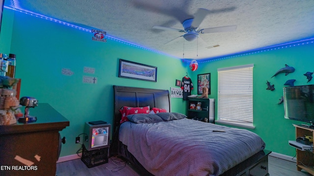 1517 Randal Park Dr, Knoxville, TN 37922 - bedroom featuring a textured ceiling, wood finished floors, and a ceiling fan
