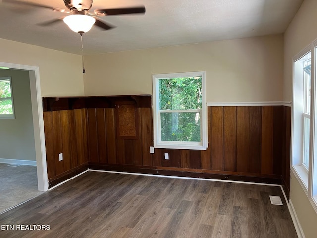 913 S Cumberland Ave, Lafollette, TN 37766 - unfurnished room featuring wood finished floors and a ceiling fan