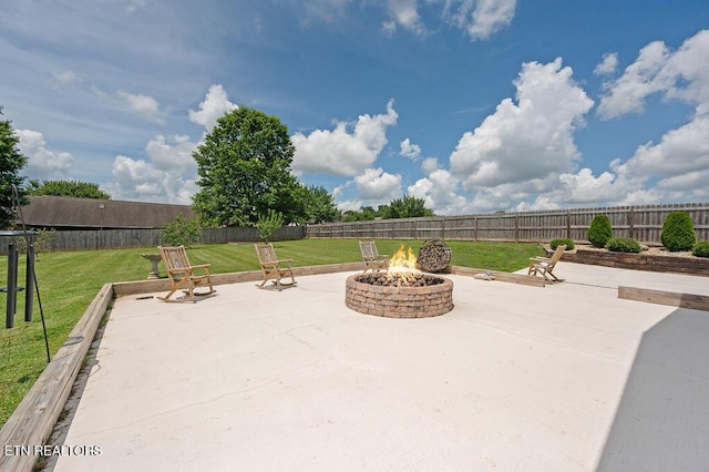 674 Southview Cir, Kodak, TN 37764 - fenced backyard featuring an outdoor fire pit and a patio area
