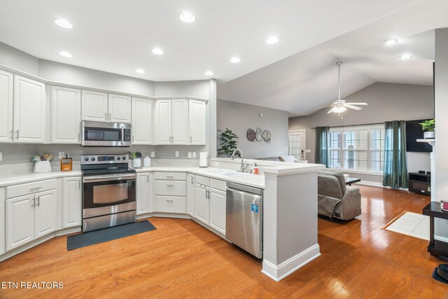 121 Fallberry St, Oak Ridge, TN 37830 - kitchen with stainless steel appliances, open floor plan, a peninsula, light wood-style flooring, and light countertops