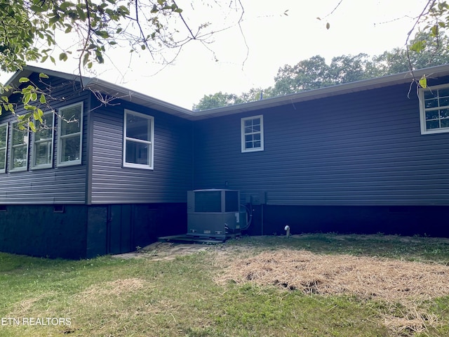 506 Snead Dr, Crossville, TN 38572 - back of property with a yard and crawl space