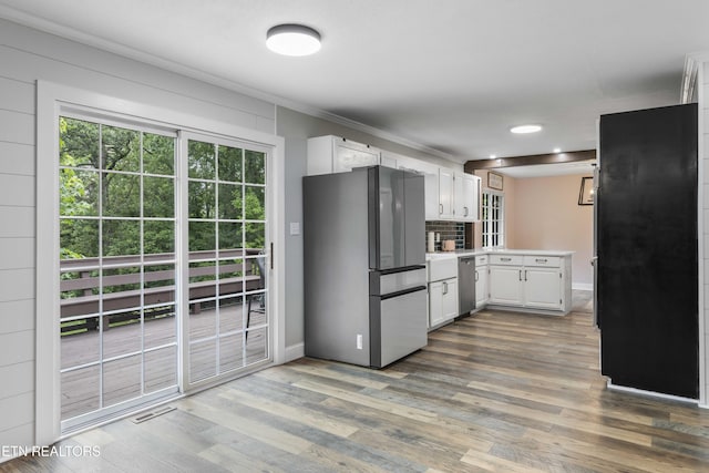 101 Concord Rd, Oak Ridge, TN 37830 - kitchen with stainless steel appliances, a peninsula, white cabinetry, and light countertops