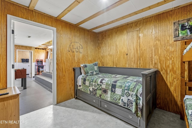 814 Plantation Dr, Pigeon Forge, TN 37863 - bedroom featuring wood walls