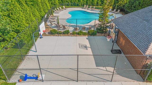1213 Whisper Trace Ln, Knoxville, TN 37919 - community pool featuring community basketball court