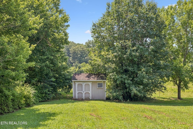 3930 Settlers Trl, Kodak, TN 37764 - view of grassy yard featuring a storage shed