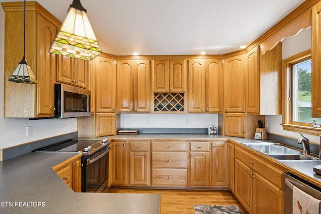3930 Settlers Trl, Kodak, TN 37764 - kitchen with appliances with stainless steel finishes, decorative light fixtures, light wood-style flooring, and recessed lighting