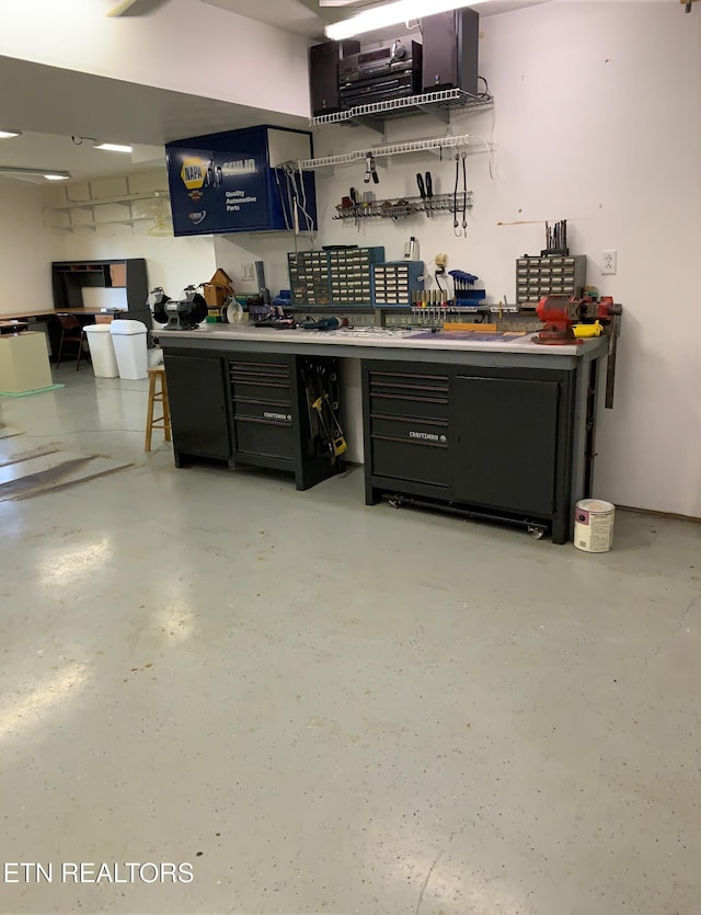 3930 Settlers Trl, Kodak, TN 37764 - bar with a workshop area
