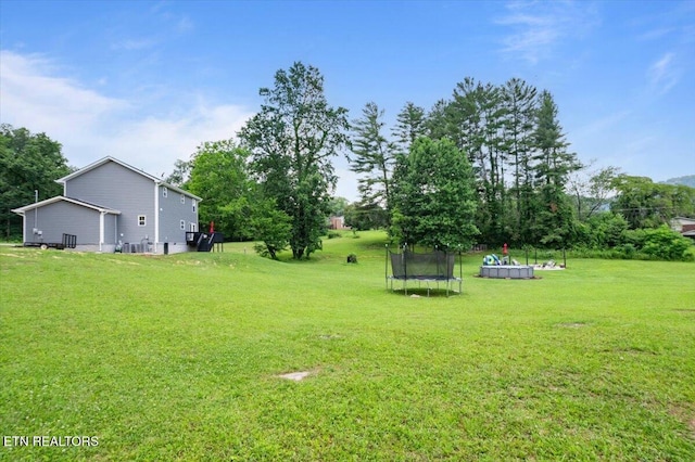226 Hilldale Ln, Lafollette, TN 37766 - view of grassy yard with a trampoline
