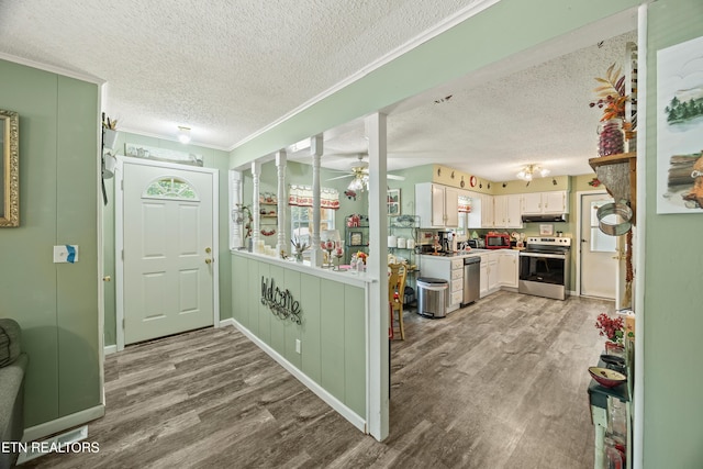 137 Jasper Dr, Crossville, TN 38558 - foyer featuring a textured ceiling, wood finished floors, ceiling fan, and crown molding