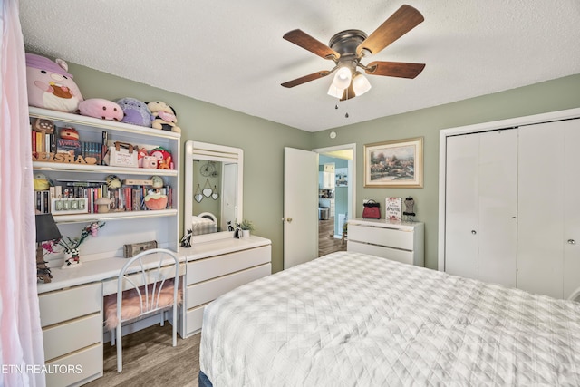 137 Jasper Dr, Crossville, TN 38558 - bedroom with a closet, ceiling fan, an office area, and a textured ceiling