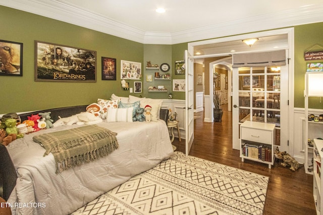 8507 Cloudbreak Ln Unit 4, Knoxville, TN 37938 - bedroom with wood finished floors, arched walkways, a decorative wall, wainscoting, and crown molding