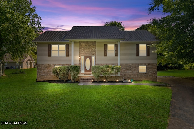 1717 Meadow Ridge Cir, Sevierville, TN 37862 - bi-level home with a lawn, a metal roof, and brick siding
