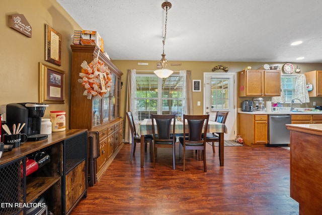 1717 Meadow Ridge Cir, Sevierville, TN 37862 - dining area featuring dark wood-type flooring and recessed lighting