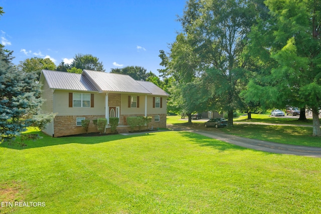 1717 Meadow Ridge Cir, Sevierville, TN 37862 - raised ranch featuring a front yard and a metal roof