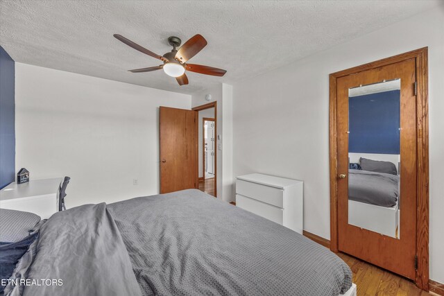 2931 E Emory Rd, Knoxville, TN 37938 - bedroom featuring wood finished floors, ceiling fan, and a textured ceiling