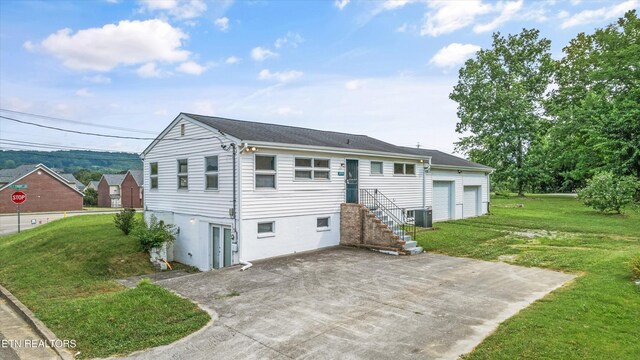 2931 E Emory Rd, Knoxville, TN 37938 - rear view of property featuring a yard and a garage