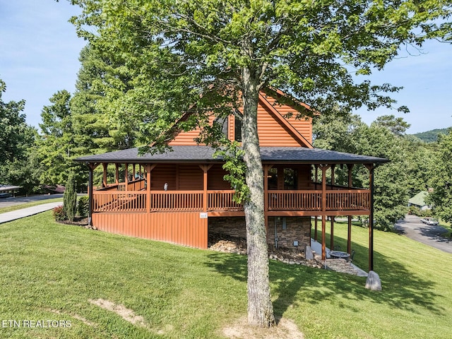2028 Piney Overlook Ln, Sevierville, TN 37862 - view of front facade featuring a front lawn, roof with shingles, and a wooden deck