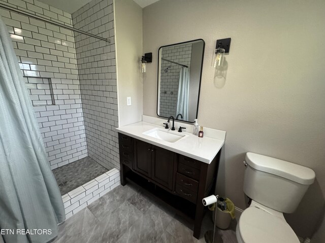 115 Red Oak Ln, New Tazewell, TN 37825 - bathroom featuring a tile shower and vanity