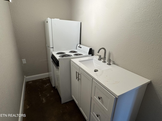 115 Red Oak Ln, New Tazewell, TN 37825 - laundry room with a sink and a textured wall