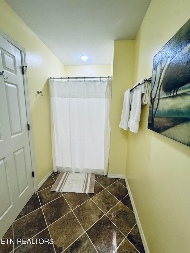 13001 Sanderling Ln, Knoxville, TN 37922 - bathroom with baseboards and curtained shower