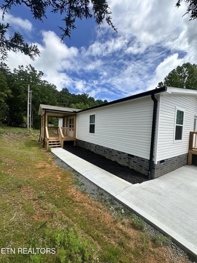 9556 Crisman Rd, Heiskell, TN 37754 - view of side of property featuring crawl space, a lawn, and a deck